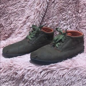 Tom’s lace up boot